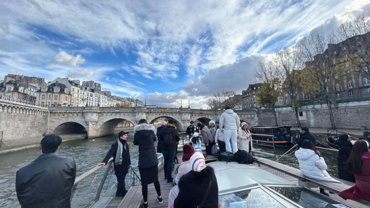 Paris: Illuminations River Cruise With Audio Commentary - Onboard Experience and Amenities