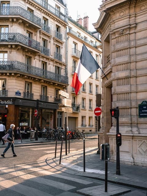 Paris in Winter: 3 Days of Adventure With a Local Guide - Day 2: Montmartre and Shopping Extravaganza