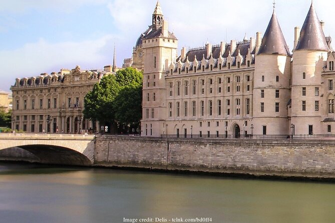 Paris Je Taime: Private Half-Day Highlights Walking Tour - Meeting Point and Transportation