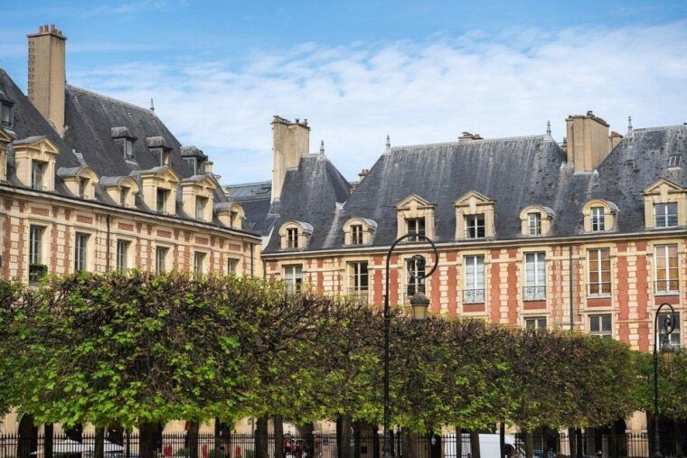 Paris: Le Marais Highlights Guided Small Group Walking Tour - Key Historical Sights