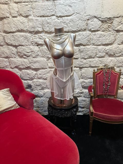 Paris: Lingerie Atelier Girls Party With Champagne - Good To Know