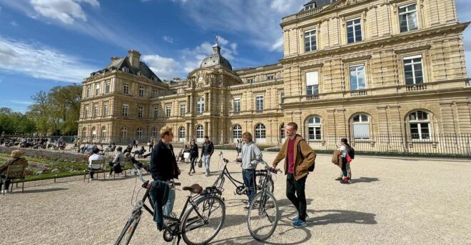 Paris: Local Culture &History on a 2.5-hour Guided Bike Tour - Tour Experience and Format