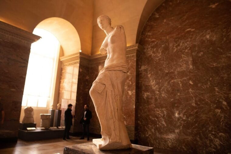 Paris: Louvre Mona Lisa Private Guided Tour With First Entry - Accessibility Features and Language Options