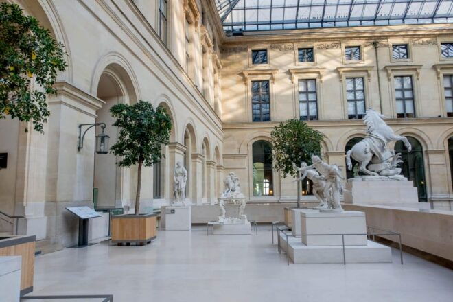 Paris: Louvre Museum Entrance, Outside Visit & Audioguide - Additional Tour Features