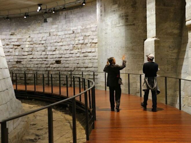 Paris: Louvre Museum Guided Tour With Skip-The-Ticket-Line - Logistics and Meeting Point Information