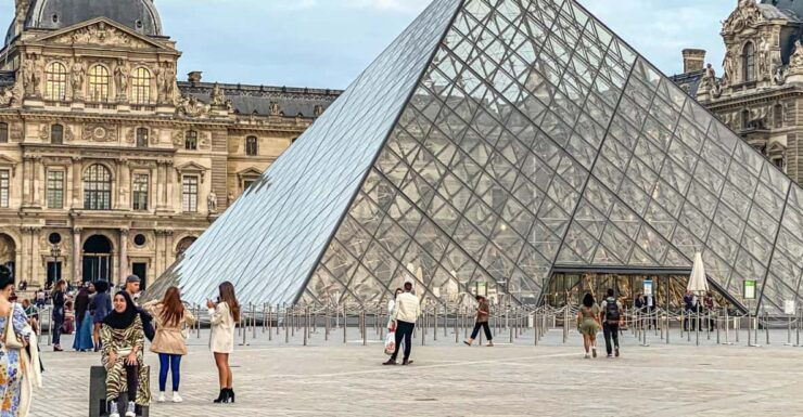 Paris: Luggage Storage Service Close to Louvre Museum - How to Book Your Storage