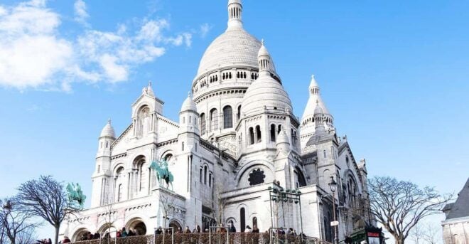 Paris: Montmartre and Sacre Coeur Tour With a Local Guide - Key Attractions