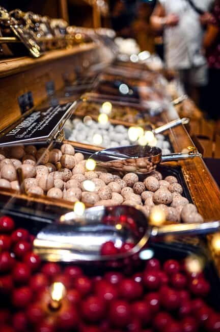 Paris: Montmartre Food Tour with 8+ Food Tastings & Wines - Analyzing the Value