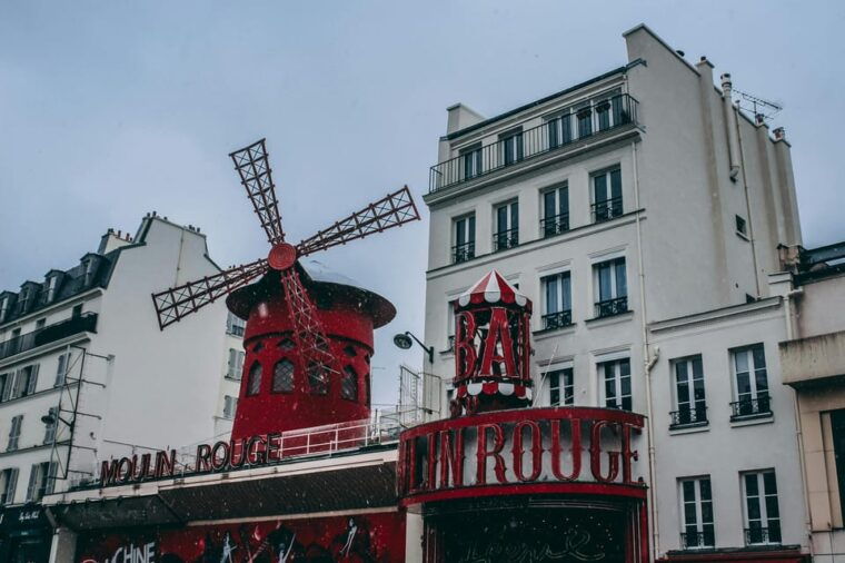 Paris: Montmartre Highlights Walking Tour in 1h30 - Exploring Montmartres Charming Streets