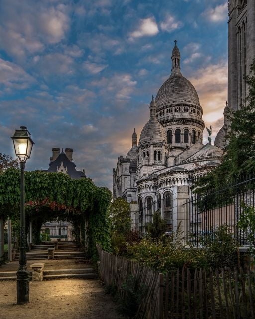 Paris: Montmartre Highlights Walking Tour With a Local Guide - Detailed Description of the Tour