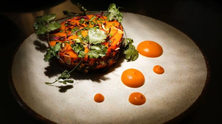 Paris: Montmartre Michelin Dining Experience + Guided Tour - Tour Itinerary