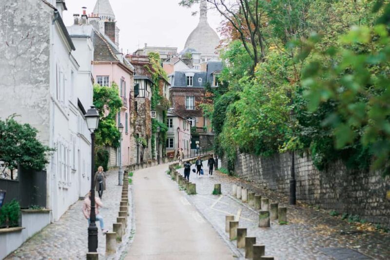 Paris: Montmartre Walking Tour with Parisian Drink Tasting - A Closer Look at the Montmartre Walking Tour