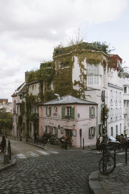 Paris: Montmartre Walking Tour With Sacré-CœUr Basilica - Montmartres Iconic Landmarks