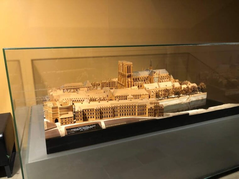 Paris: Notre Dame Exterior Tour, Crypt Access & River Cruise - Discovering the Architectural Evolution of Île De La Cité