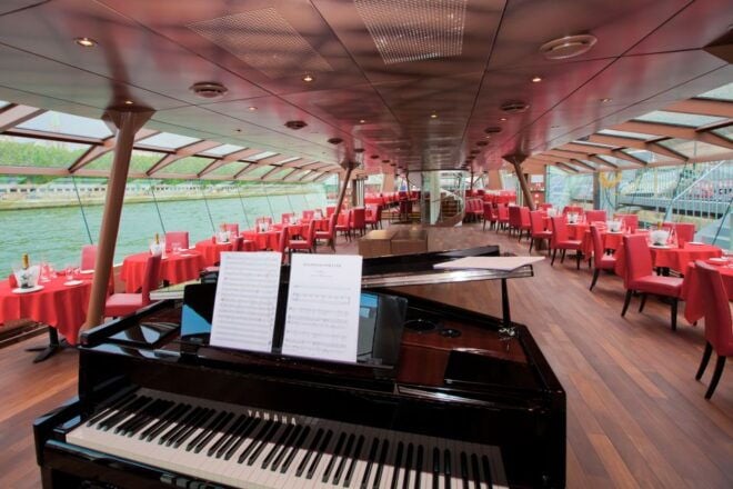 Paris : NYE Special Diner Cruise on the Seine River - Dining Experience