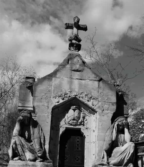 Paris: Père Lachaise Cemetery Guided Tour in Polish - Good To Know
