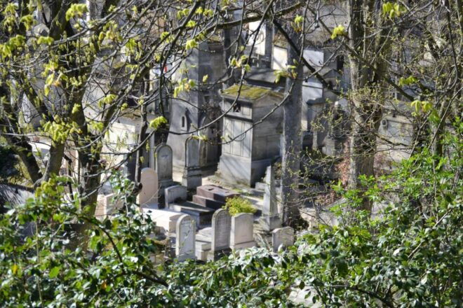 Paris: Pere Lachaise Cemetery Guided Tour - Important Information for Visitors