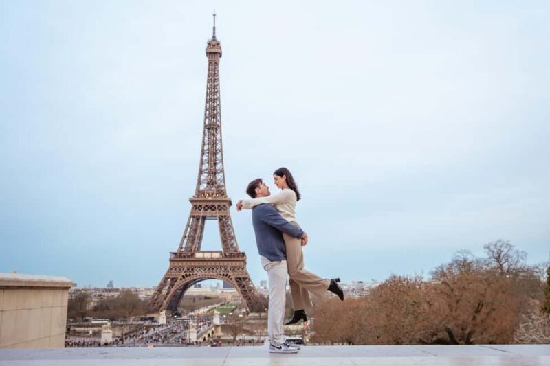 Paris photographer 1 hour near the Eiffel Tower or in Paris - The Value of a Short, Focused Photoshoot