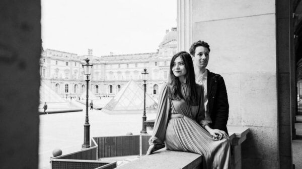 Paris Photographer | Professional Photos at the Louvre - Delivery and Photo Quality