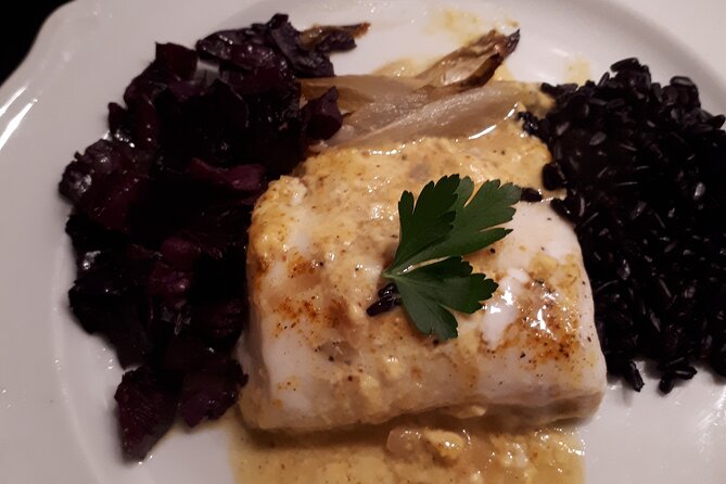 Paris Private 4-Course French Dinner With Wine in Montmartre - Background