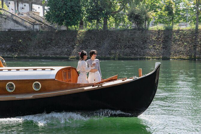 Paris Private Boat Tour with Champagne - FAQs