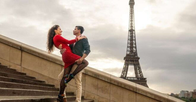 Paris: Private Eiffel Tower Couples Photo Shoot - Experience