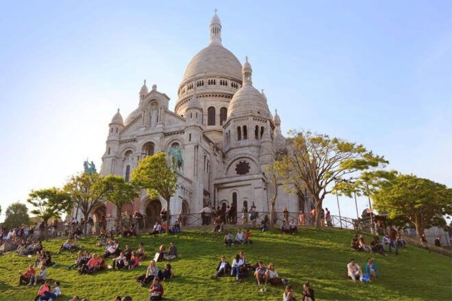 Paris: Private Montmartre & Sacre Coeur Family Tour in Arabic - Cultural Experience