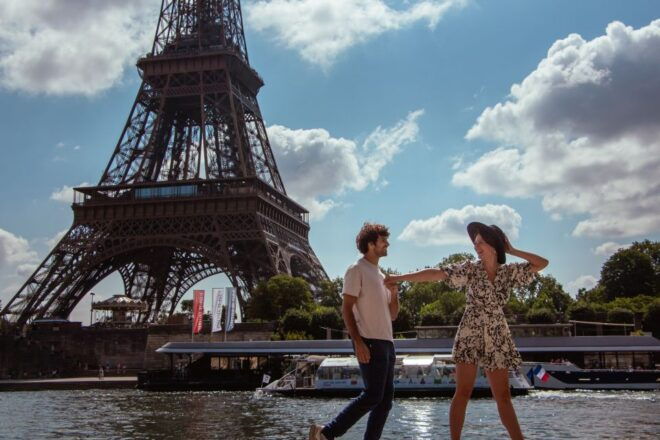 Paris: Private Photoshoot at the Eiffel Tower - Select Participants and Date