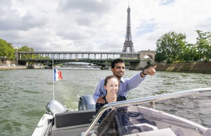 Paris Private River Cruise With Rosé and Macarons - Key Points