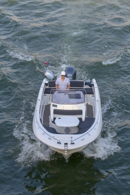 Paris Private River Cruise With Rosé and Macarons - Landmarks Along the Seine