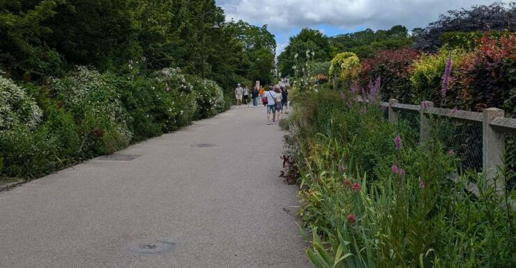 Paris: Private Round-Trip Transfer to Giverny - Key Points