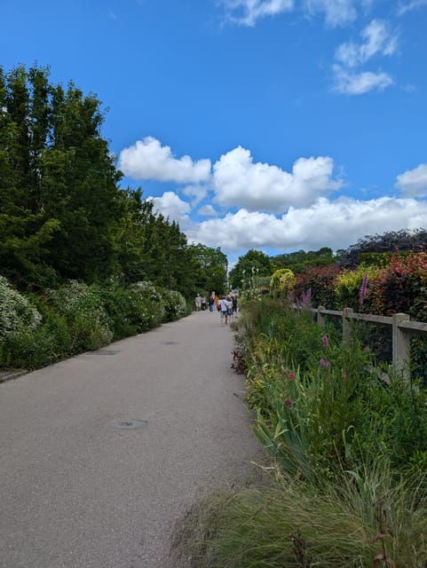 Paris: Private Round-Trip Transfer to Giverny - Pricing and Cancellation Policy