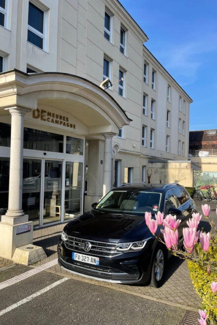 Paris: Private Transfer Airport Paris - Fontainebleau - Language Support Offered