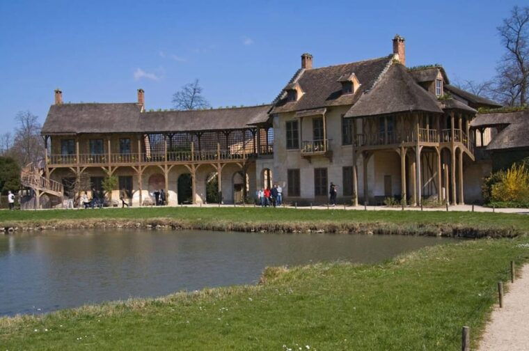 Paris: Private Versailles & Estate Marie Antoinette Day Trip - The Role of the Tour Guide