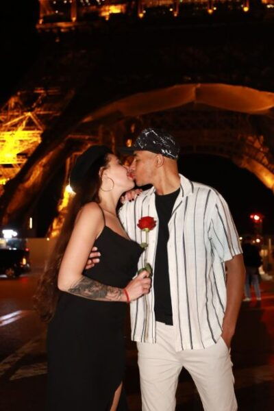 Paris: Professional Photoshoot With 400 Photos 1 Present - Common Questions