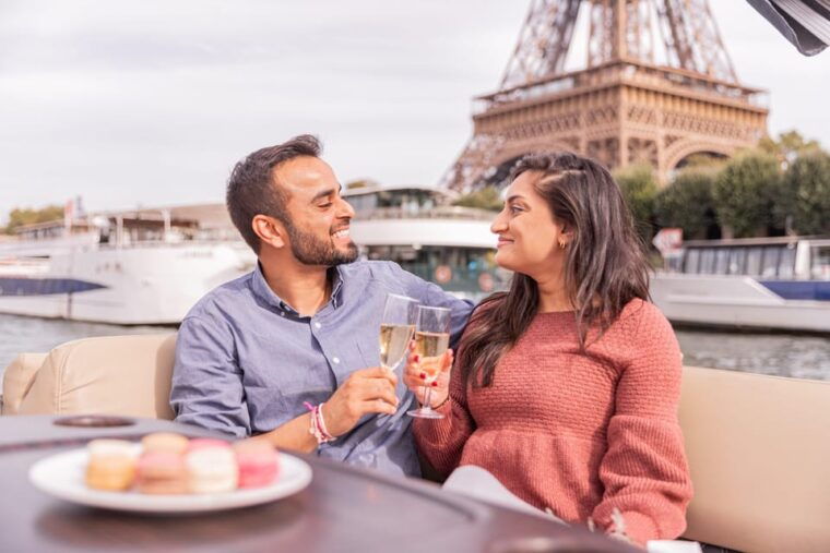 Paris Proposal / Private River Cruise + Photographer 1h - Personalization Options for Your Proposal