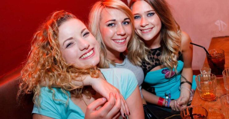 Paris Pub Crawl With Free Club Entry and Free Shots - Experience