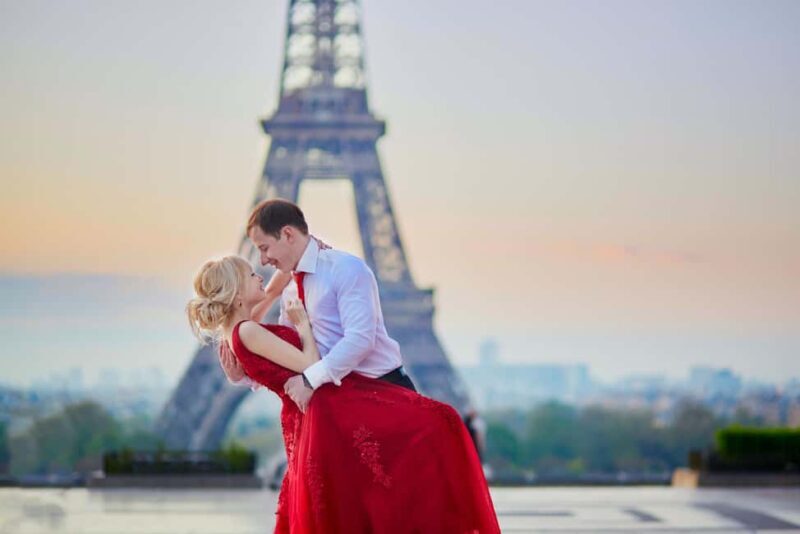Paris: Romantic Couple Photoshoot (with flower bouquet!) - Discovering the Paris Romantic Couple Photoshoot (with Flower Bouquet!)