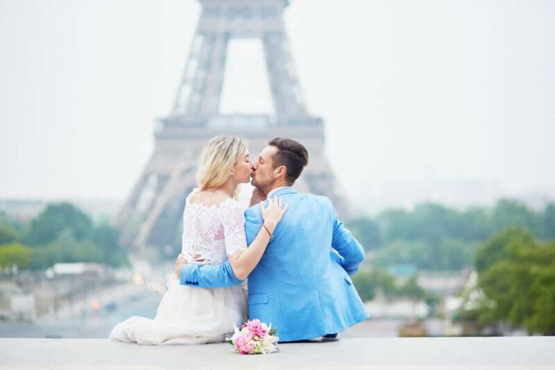 Paris: Romantic Couple Photoshoot (with flower bouquet!) - Good To Know