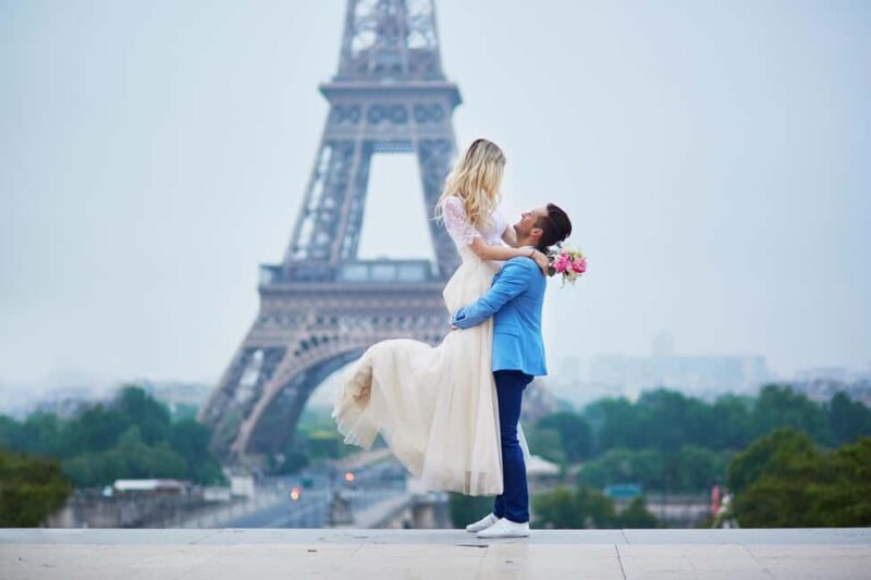 Paris: Romantic Couple Photoshoot (with flower bouquet!) - The Technical Details: Booking, Duration, and Group Size