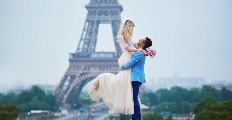 Paris: Romantic Couple Photoshoot (with flower bouquet!) - Breakdown of the Experience