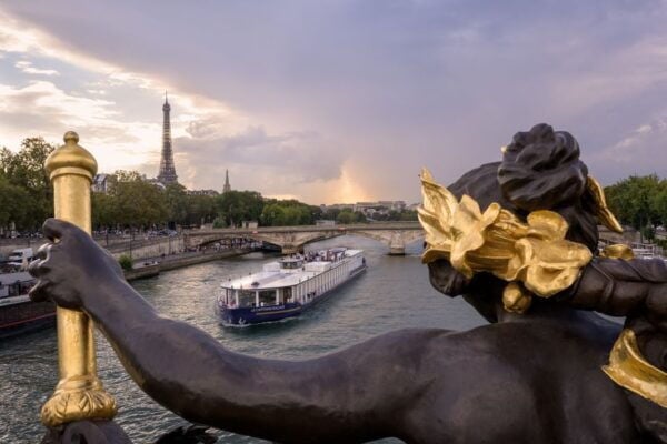 Paris: Romantic Cruise With 3-Course Dinner on Seine River - Highlights of the Romantic Cruise