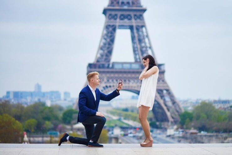 Paris: Romantic Photoshoot for Couples - Capture Your Love in Stunning Photos