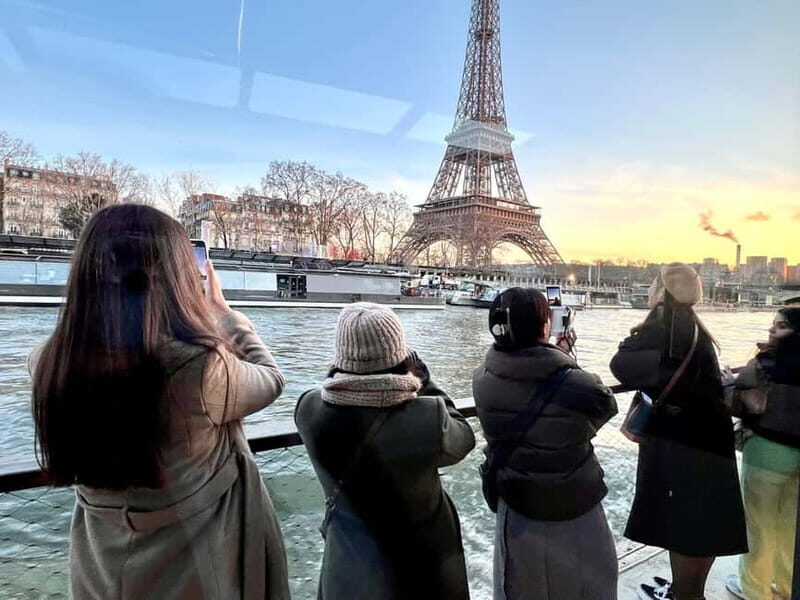 Paris: Seine Cruise with French Music Playlist & Postcard - Discovering Paris on a Seine Cruise with a French Soundtrack and Personal Touch