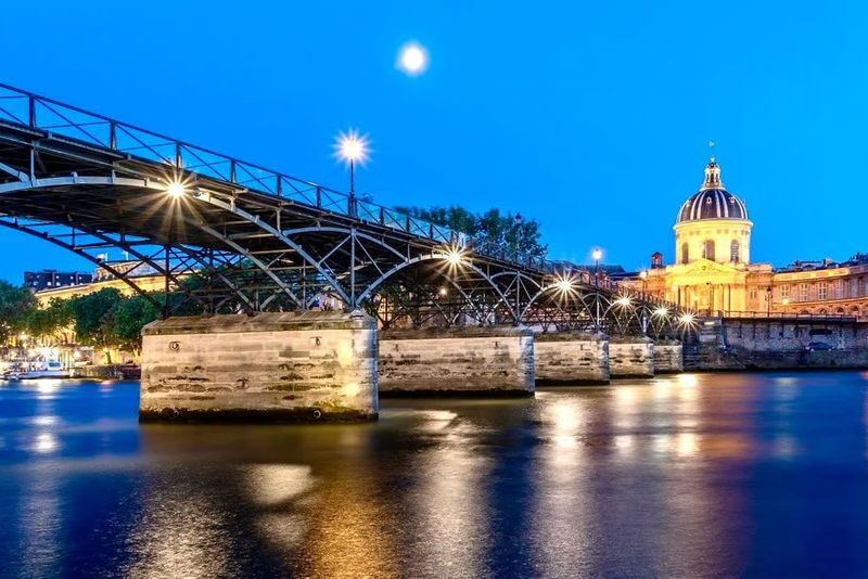 Paris Seine River Cruise Tour at Night with Waffle Tasting - Choosing a departure that feels like night