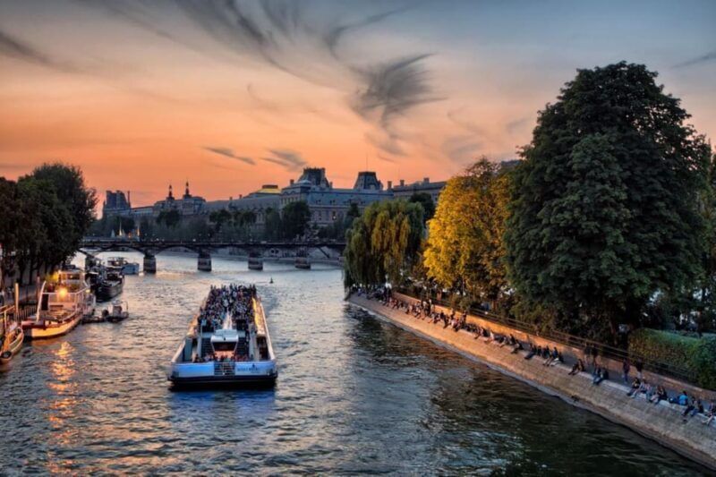 Paris: Seine River Cruise With Hot Chocolate - Landmarks Along the Seine