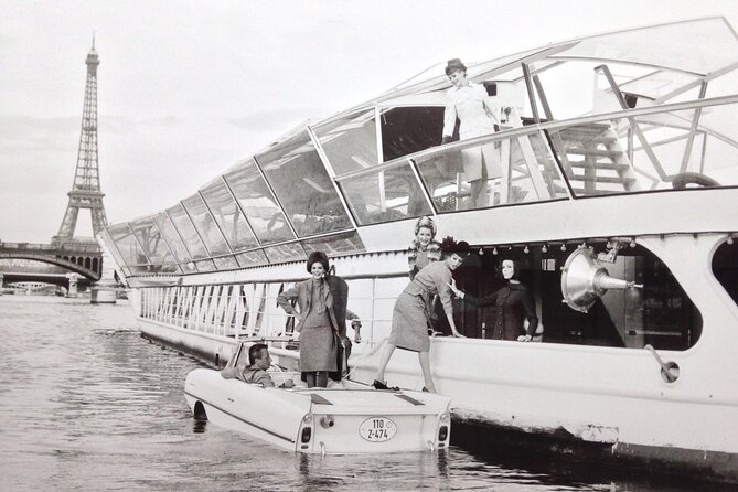 Paris Seine River Dinner Cruise With Live Music by Bateaux Mouches - Atmosphere and Entertainment