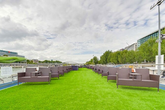 Paris Seine River Dinner Cruise With Rooftop and Live Singer - Mixed Reviews and Unmet Expectations