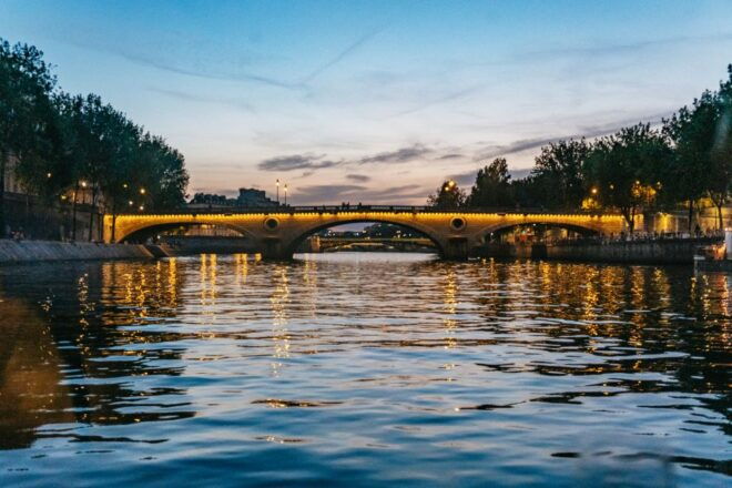 Paris: Seine River Sightseeing Cruise With 3-Course Dinner - Live Entertainment on Board