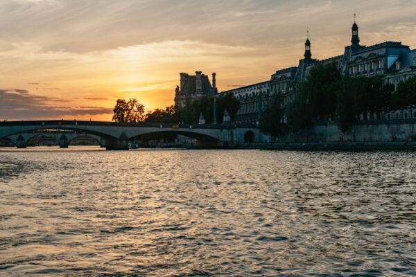 Paris: Seine River Sightseeing Cruise With 3-Course Dinner - Tips and Recommendations for the Experience